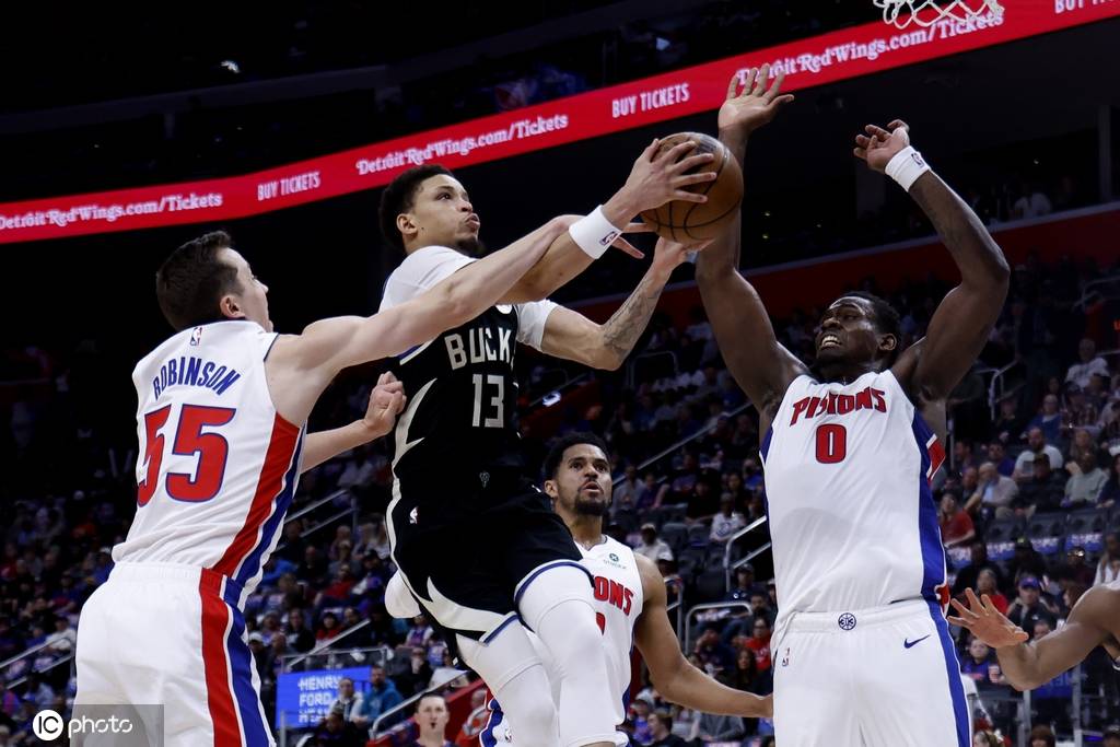 坎宁安复出13+10杜伦21+9 活塞大胜雄鹿